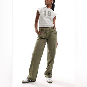 BERSHKA LOW RISE UTILITY CARGO PANTS - WASHED OLIVE GREEN